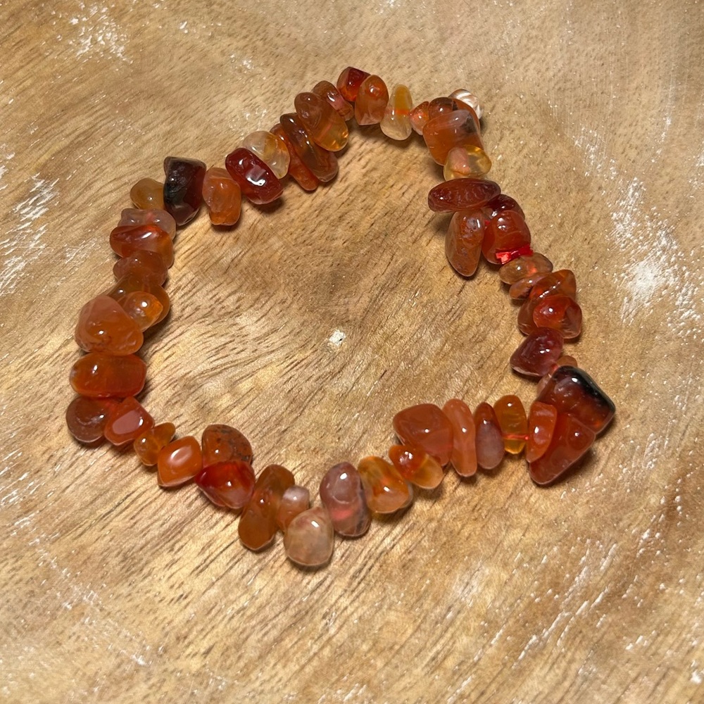 NWOT Red Carnelian Agate Chips Gemstone Stretchy Bracelet